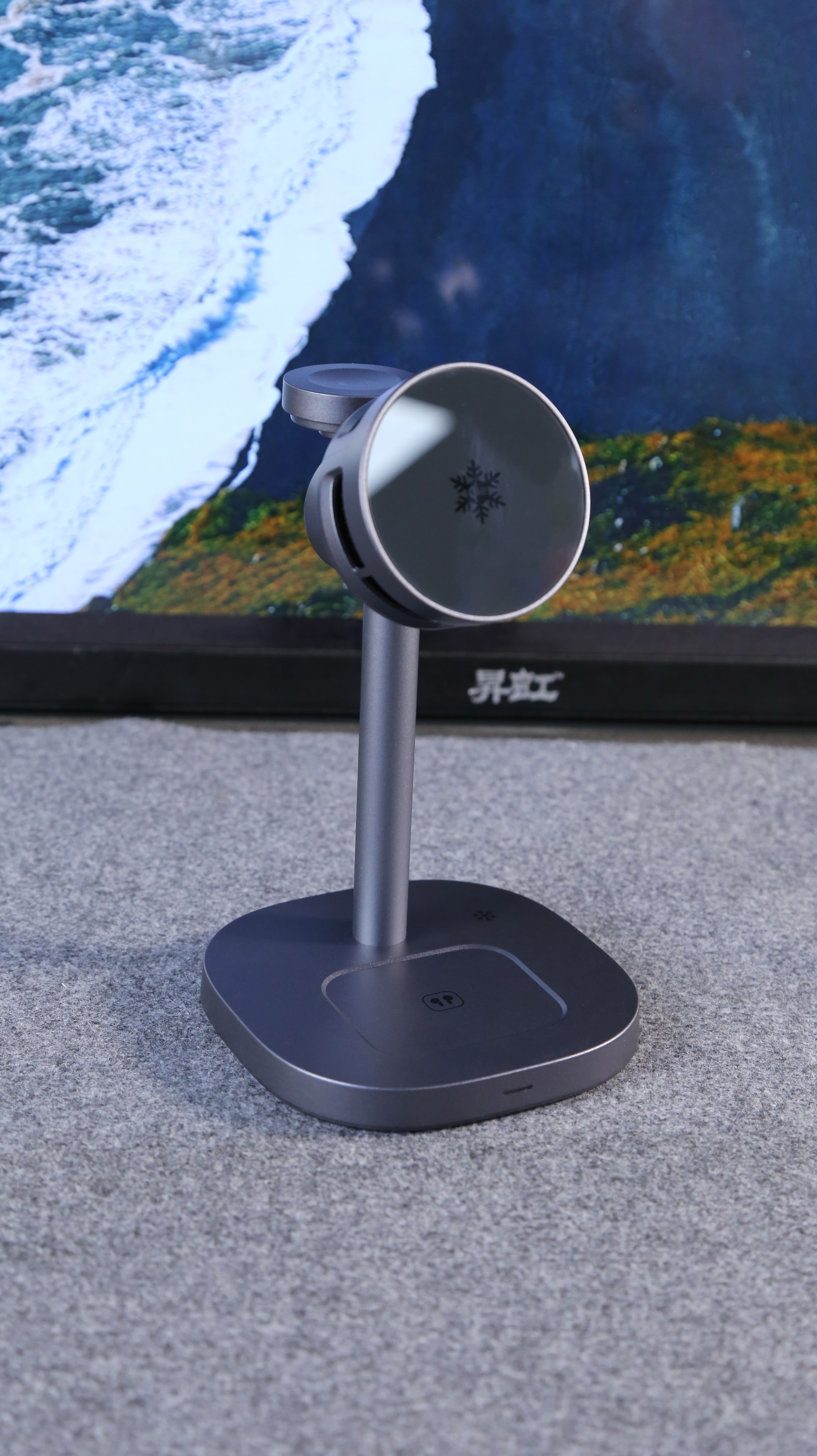 2025 Innovative Products TEC Semiconductor Cooling Desktop Wireless Charging Station Foldable Magnetic 3in1 Wireless Charger W98